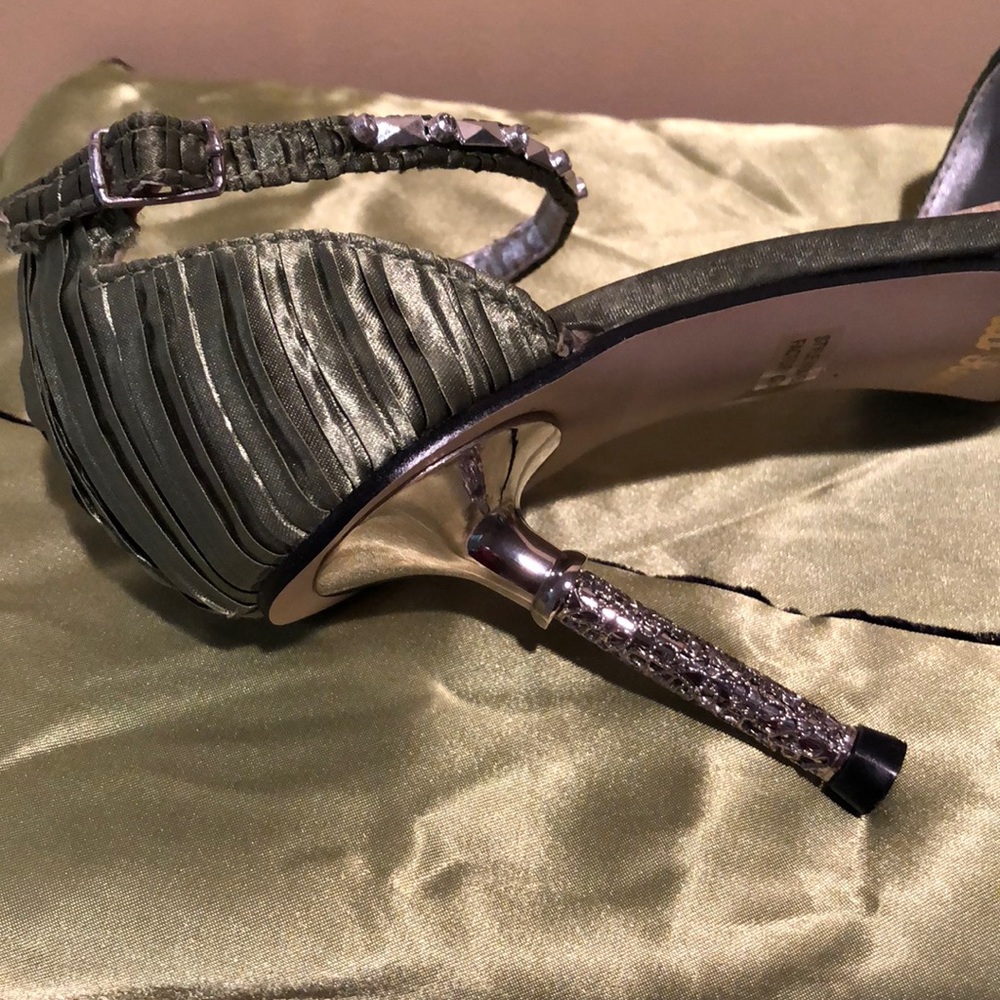 High Heels - Picture 4 of 6